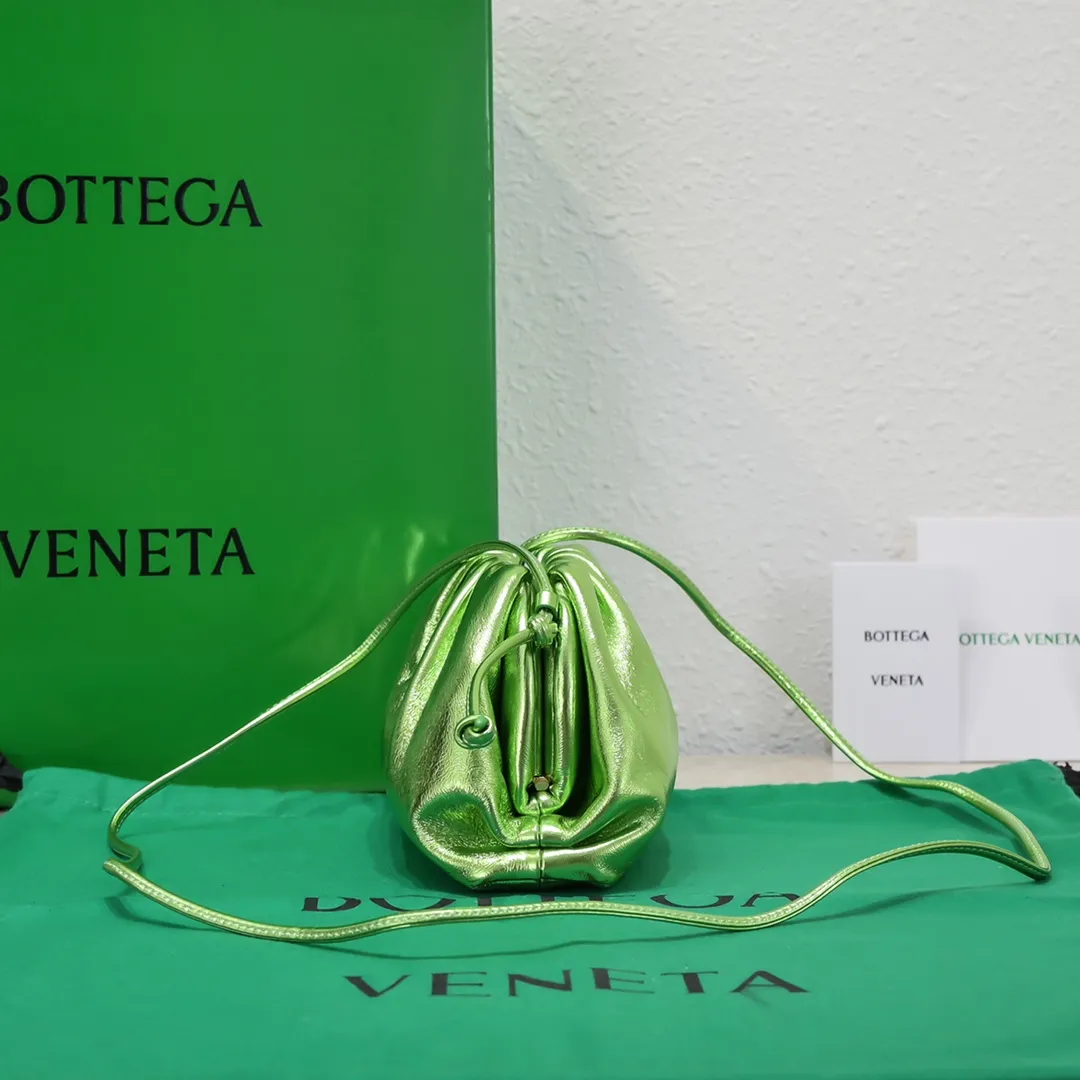 B's new product is online. The most popular cloud crossbody bag has new samples! If you think the original look is ordinary, then you will definitely like this one😍 The leaf-green slightly wrinkled bright metal and the often woven appearance present a classic work with a cool high-end feel. The look is already super cool when you pick it up. You must have the most special color. Size: 22x12x7, model: 6671#
